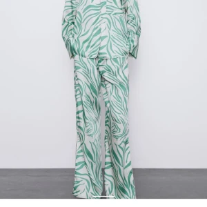 Zara pants  - ”Siden” byxor från Zara med lite slits på benet!! Resår i midjan är såå sköna och snygga! Säljer pga för långa för mig, är 163cm! Helt oanvända, har lappen kvar💞