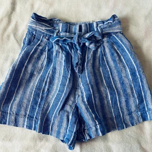 Randig blå/vit shorts i stl 36 - Mycket fint skick