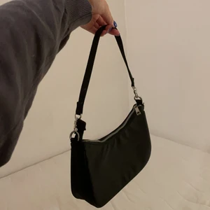 Baguette bag  - Basic matt svart väska från bikbok med innerficka.