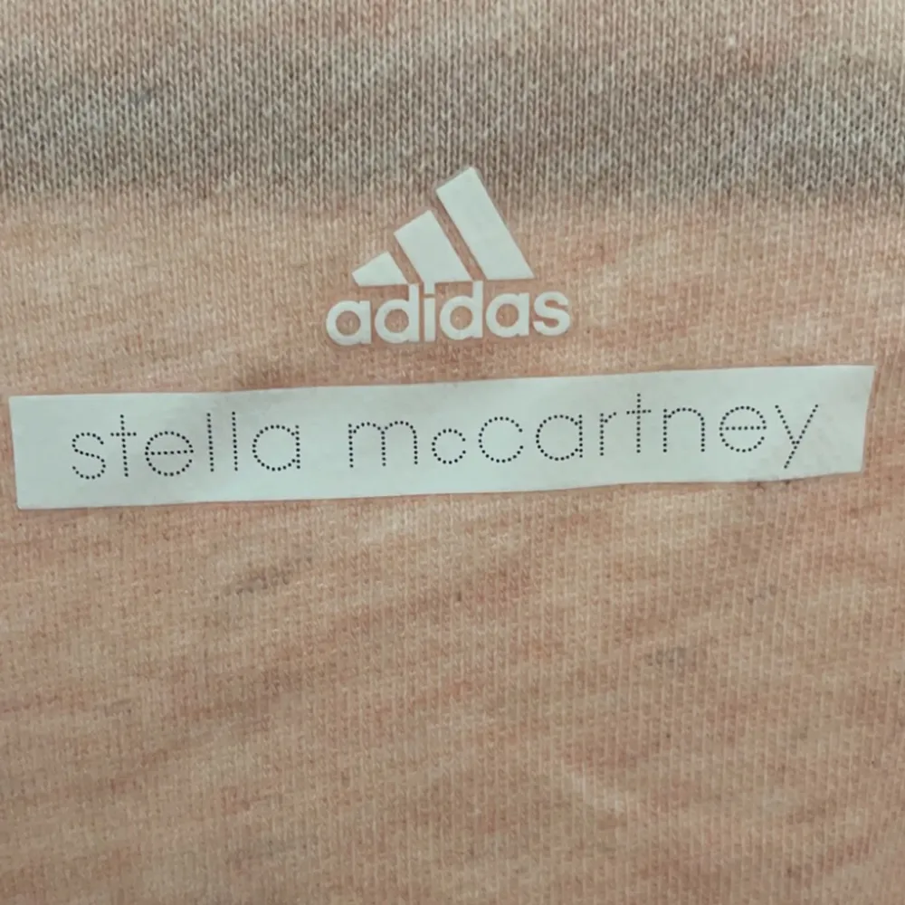 Snygg halv croppad tröja från Adidas stylat av Stella McCartney!  Med hög polo . Tröjor & Koftor.