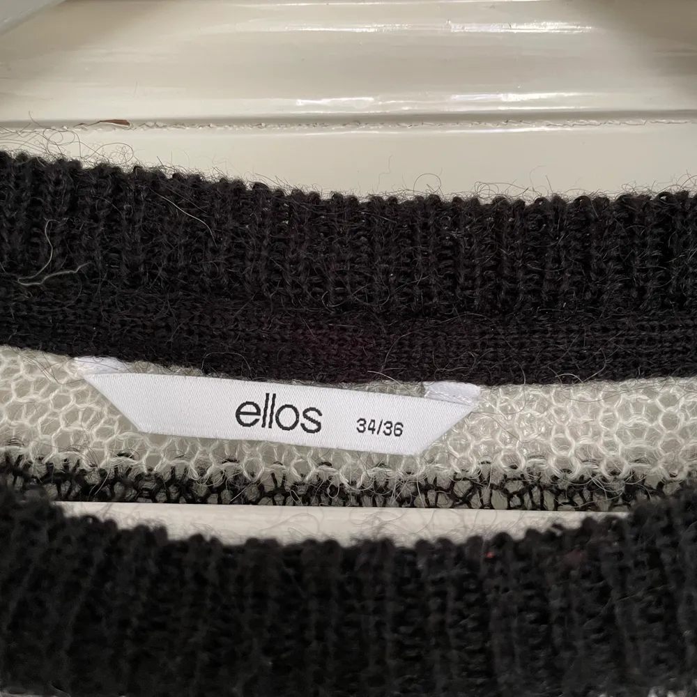 Snygg randig stickad tröja från Ellos. Bra skick. Spårbar frakt med DHL inräknad i priset!. Stickat.