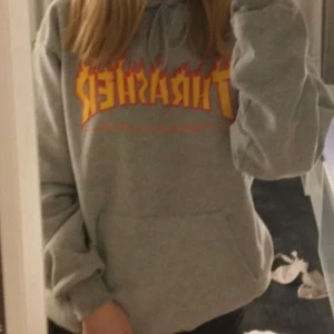 Thrasher huvtröja - Den är o bra skick förutom att ena snöret har förstörts i tvätten  kan skicka bild på det i chatten om man skulle vilja se det annars är den som ny inga fläckar eller hål .            Högsta budet ligger just nu på  280    📢Budgivningen slutar på lördag 📢 man måste öka med minst 15 kr för att slippa spamm 