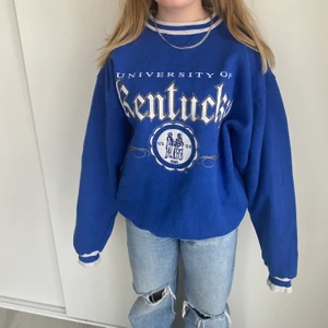 Vintage tröja - Super snygg trendig collegetröja från Kentucky universet! Uppskattad storlek L-XL. Buda i kommentarerna! Startpris:100kr 