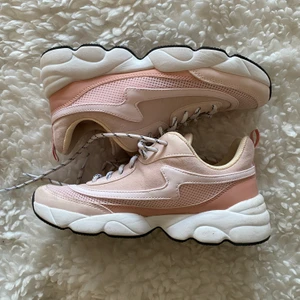 Rosa chunky sneakers - Så fina rosa chunky sneakers från hm, storlek 37 använda ett fåtal gånger, fint skick. Säljer pga använder inte längre. Buda från 100kr eller köp direkt för 150kr💘💘💘