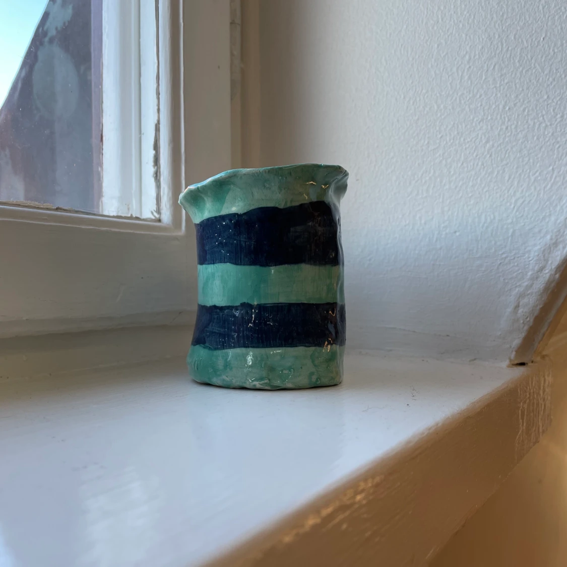 En handgjord grön kopp med blåa ränder  - 90