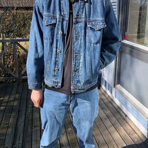 Jeansjacka av märket ”Arizona jeans”. Har ett coolt tryck av en klassisk seriestrip från serien Rocky.