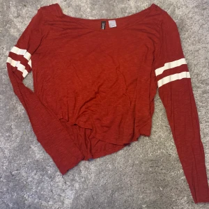 Croppad tröja - Tunn röd croppad tröja. 