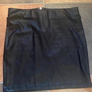 Svart skinnkjol - Svart skinnkjol som tyvärr är för liten:( Annars jättefin💕😫