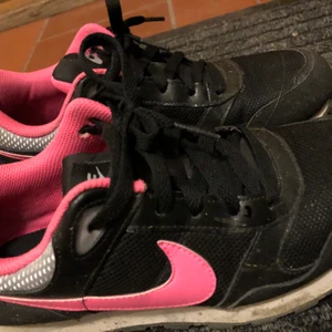 Nike träningsskor 38 nyskick! - Jättefina skor av Nike. Har gått 3 korta promenader ute i dom men tyvärr var dom lite för små för mig. Har 38.5 storlek. 
