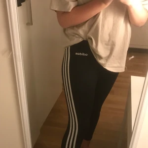 Adidas tränings byxor  - Längd:83 dom är i bra skick använda några gånger. Dom har ett hål i mellan benen jag har lagat den och byxorna har inte gått sönder mer.