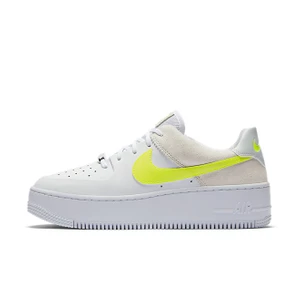 Nike air force 1 sage low - Säljer mina superfeta nikeskor. Införskaffade förra året i maj och använda ca 5 ggr. De är små märken av smuts på den delen som är mockaliknande som är svårare att göra rent. Annars är dom i superbra skick! 