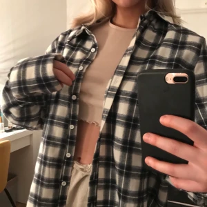 Oversized skjorta  - En rutig oversize skjorta från prettylittlething💗väldigt härlig och skön att glida runt i, fint skick!! Säljer pga att den inte kommer till användning. Köparen står för frakt. 