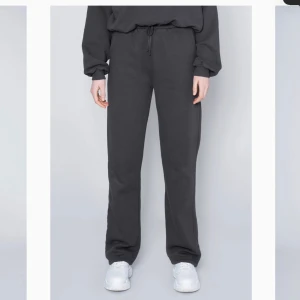LXA sweatpants - SÖKER dessa lxa sweatpants då jag inte fick tag på dom i det senaste släppet!!! Allt från storlek XS-L. Skriv till mig om du har ett par och vad du vill ha får dom. Jag köper!