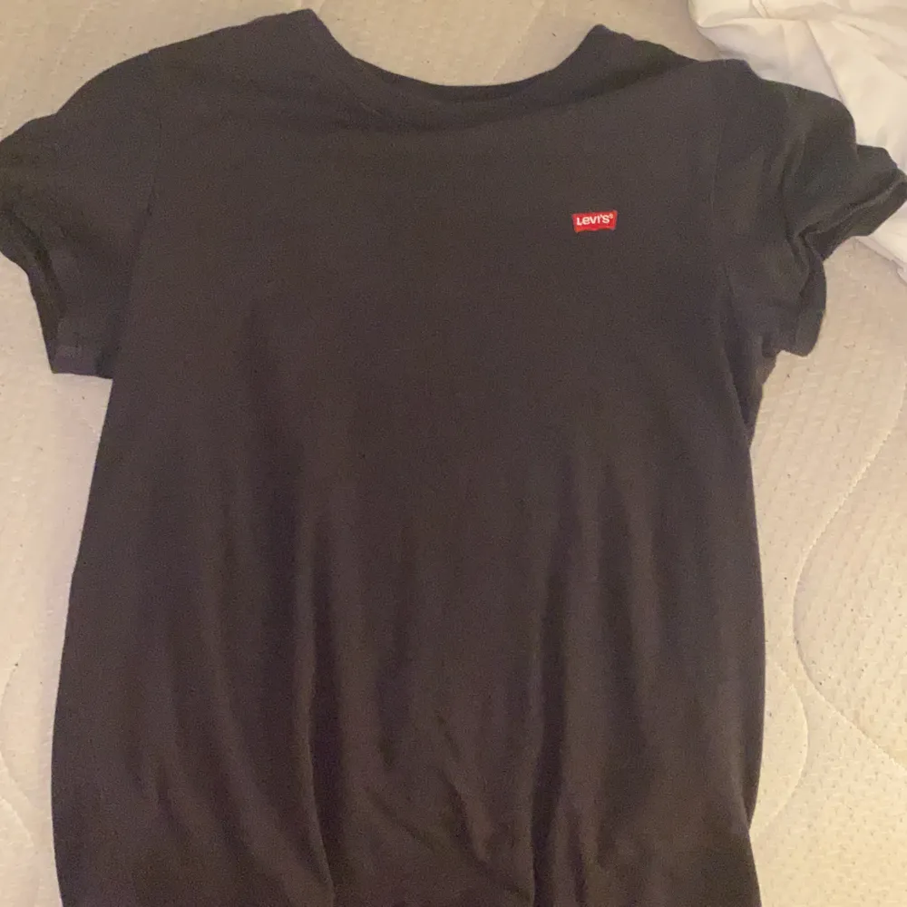 En Levis  T-shirt i storlek S med ett litet Levis märke🙂. T-shirts.