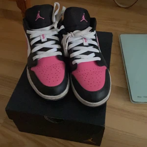 Air jordans 1 low(GS) rosa  - Säljer mina fina rosa jordans då dem tyvärr inte kommer till andvändning:(. Dem är väldigt sparsamt andvända, kvitto och kartong följer med 💕 vid frågor är det bara att kontakta 🥰 kan mötas upp och frakta 💕