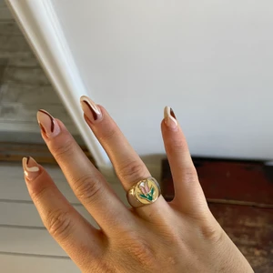 Tulip Ring🌷🤍 - Helt ny ring, 18k guldpläterad och i storlek 7🤍🤍  priset är ink frakt💥