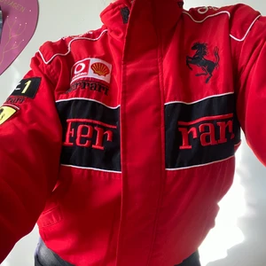 FERRARI JACKA - Assnygg ferrari racer jacka!🥵 Är lik den som Lana del Rey haft på sig (andra bilden är alltså lånad!) Buda från 300kr i kommentarsfältet! Frakt på 66kr tillkommer BUDGIVNING AVSLUTAS IDAG 9/3 19:00 !!!!