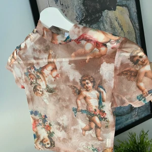 Top - Säljer en skit cool t-shirt från kissmebangbang! Den är använd 2 gånger och sitter tajt men är också stretchig❣️  Den kostade typ 13 € som ny och säljer den för 90kr💛