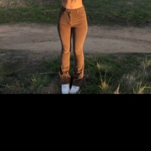 Bruna Manchester byxor - Jag säljer ett par bruna Manchester byxor fån SHEIN  då dom är för stora är mig. (Inte mina bilder)💞❤️ De är nästan aldrig använda och nypriste va 229kr💞