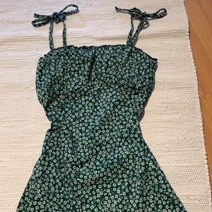 Sommarklänning - Väldigt gullig och fin sommarklänning och väldigt inne i modellen. Så fin och skön till sommaren tyvärr för liten för mig! Storlek xs! Så himla snygg och fin till sommaren!BUD STARTAR PÅ 150kr