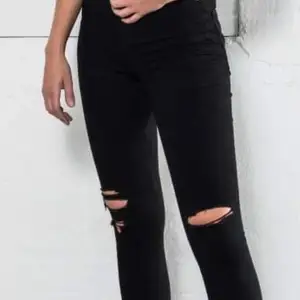 Säljer dessa skinny jeans i modellen Snake. Jeansen är ganska stora så har du XS borde dessa passa dig