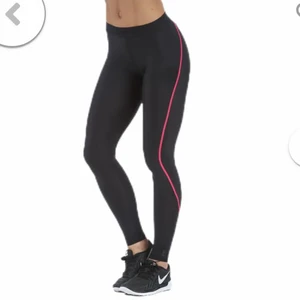 Träningstights Skins - Säljer mina supersnygga DNAmic W Compression Tights Pink/Black! Nypris 1157! De är i storlek S och jag är tyvärr storlek M. Har endast använt 2-3 ggr men gummibandet där bak ser lite konstigt ut (såg ut så vid köpt, helt nya)! Köparen står för frakt :)