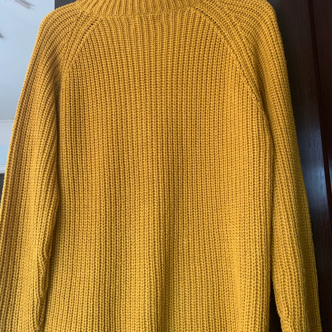 En gul stickad tröja