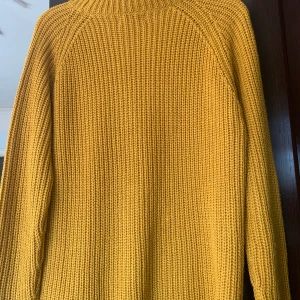 En gul stickad tröja  - En gul stickad tröja i bra sick. Skickade tydligare bilder vid intresse 🤍