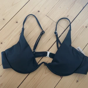 Bikini  - Säljer denna snygga bikini överdelen från SHEIN  som tyvärr är för liten för mig. Den är i strolek M