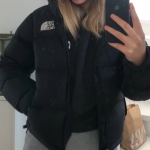 North face jacka - Jacka från The North Face i storlek XS dam, köpt här på plick men i fint skick. :) pris: 1500kr inkl frakt 💕