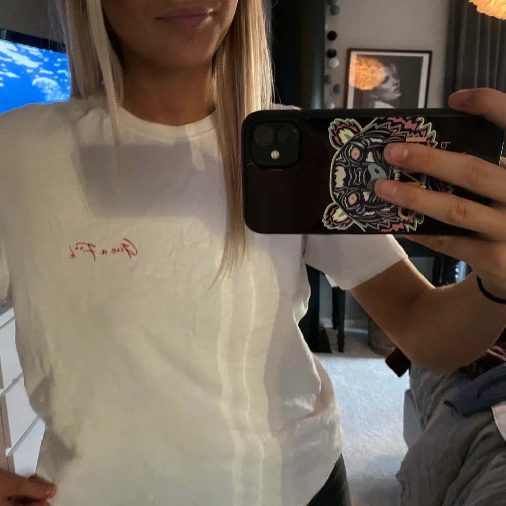 Vit T-shirt från nakd med Zara Larsson💖 tryck på bröstet och nere i vänsta hörnet på ryggen, storlek Xs men är oversized. T-shirts.
