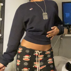 Champion tjocktröja sweatshirt - Köpt för ett tag sedan men kommer inte till använding. Tröjan är längre än på bilderna men jag har knutit upp den. (Köparen står för frakt)