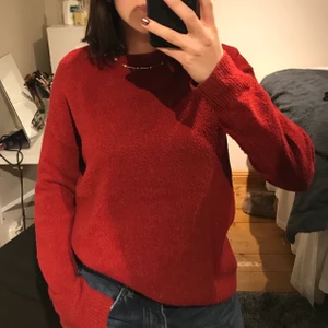 Stickad från & other stories  - En super fin röd stickad tröja från & other stories. Den är i fint skick, stl S. 