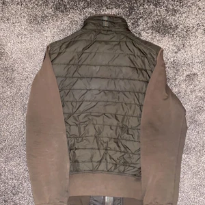 Parajumpers jacka - Säljer min parajumepers jacka som är i str M som passar perfekt på mig som är 182cm. Con: 8/10 QR cod finns på jackan ÄKTA