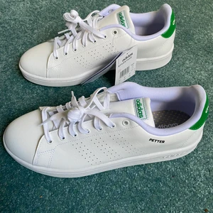 Adidas skor herr  - Adidas skor i storlek 43 1/3. Säljer pga fel storlek. Kartong kvar. Endast testade en gång. Skön Cloud Foam inuti