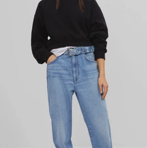 Svarta & blå baggy bershka jeans  - Två par super snygga Jeans från bershka, sitter lågmidjat & baggy och är helt nya med prislappar på! Är i storlek 38 och skulle säga att de passar från XS-M💕 frakten står jag inte för✨