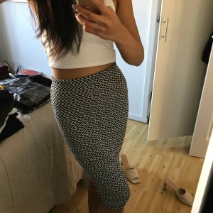 Pennkjol med slits - Storlek XS. Stretch. Slits där bak. Frakt: 30kr 