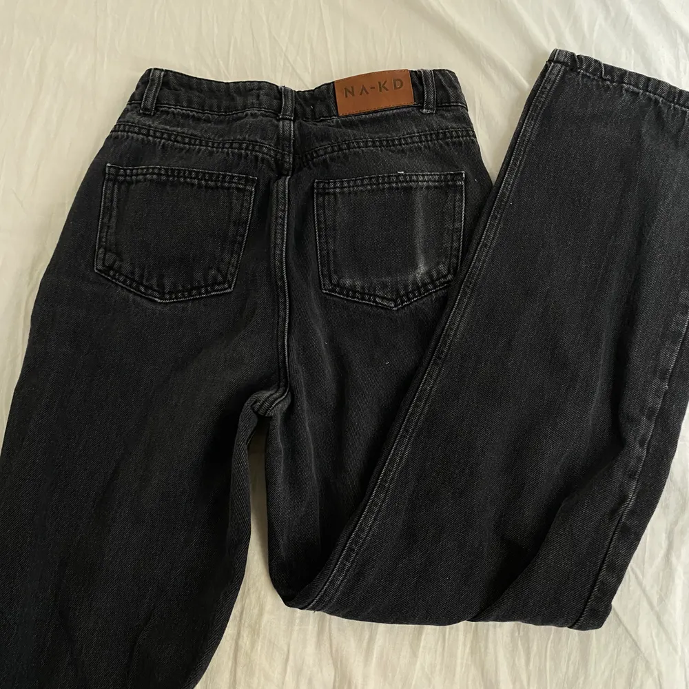 Svarta straight highwaisted jeans ifrån NAKD, VERKLIGEN jätte fina💗 original pris 549kr men jag säljer för 85kr+frakt💓 . Jeans & Byxor.