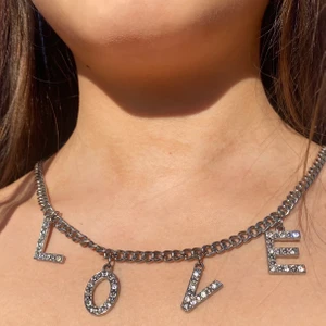 LOVE halsband glitter - Halsband från Glitter. Inte andvänt mycket alls och är inte i riktigt silver. Kedjan är ca 55 cm. Börja buda från 20kr❤️ Kostnad: Produkt kostnad+frakt
