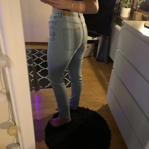 Jeans - Super snygga jeans från Gina tricot i populära modellen Molly original💕  Storlek L men passar M om man ville ha de lite mer ”baggy”   Knappt använda så i nyskick.  Hittar inte denna färgen på deras hemsida så tror det inte finns längre.