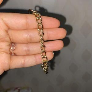 Ringar - Säljer den här gulda armbandet som är från Zara (är slutsålda). Kostar 30kr.