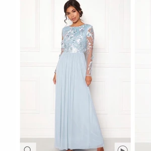 Balklänning - Säljer min balklänning från när jag tog studenten 2019! Ljusblå klänning med broderi. Klänningen är uppsydd, (jag är 166 cm lång), & passar mig perfekt med ca 5 cm klack på skorna. Ord. pris 1299 kr från bubbleroom. Kemtvättad & mycket bra skick. Budgivning från 400 kr. Säljs direkt för 700! 