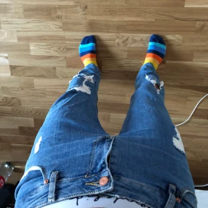 ASOS Design skinny jeans med revor  - Jeans i mellanblå tvätt med revor. Använda endast en handfull gånger. 