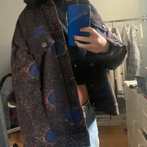 Unik jacka från h&m - Kollar intresset på min sjukt unika jacka från hm, med skit coolt mönster som passar till nästan allt! Storlek 36 och knappt använd❤️💓