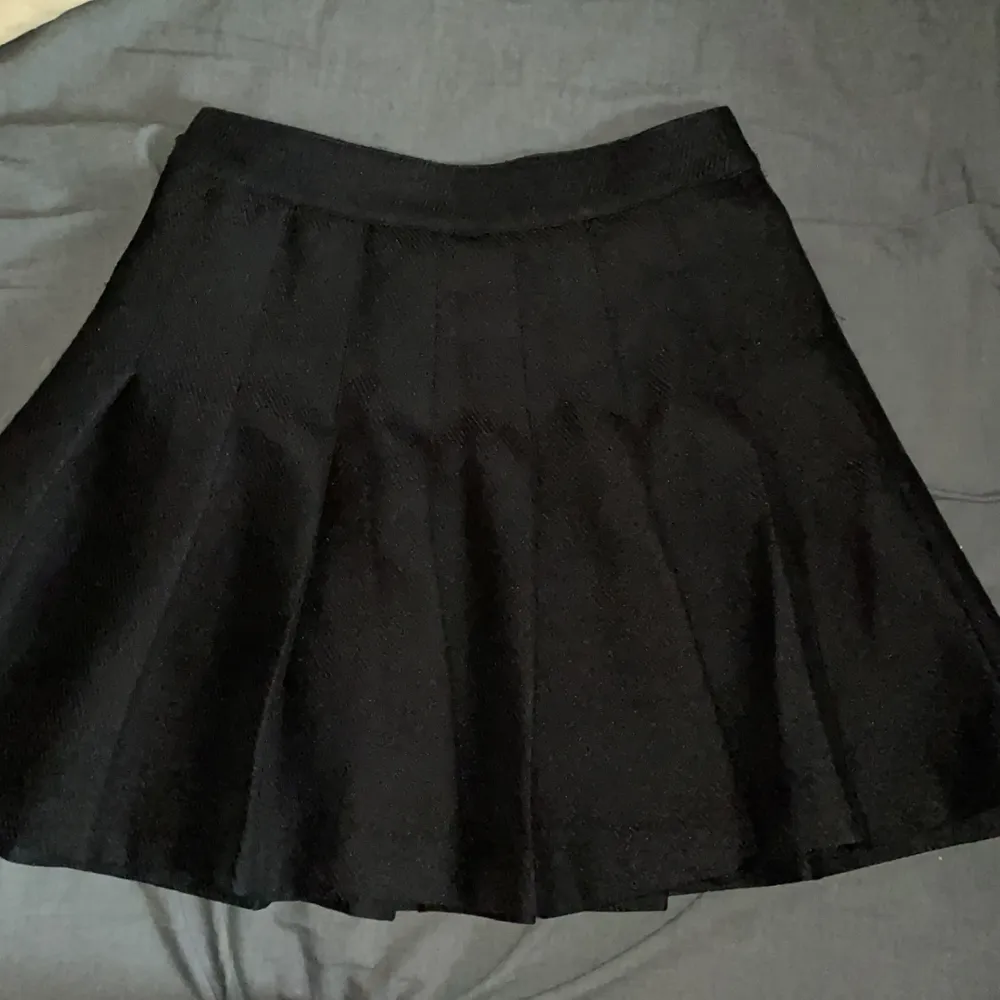 Svart skit snygg veckad kjol som säljs då jag har en liknande. Som man ser på andra bilden så funkar dragkedjan men sitter lite löst och trasig nedtill, därav de lite lägre priset. Men det är lätt att laga! Annars super bra kvalite och jätte söt! . Kjolar.
