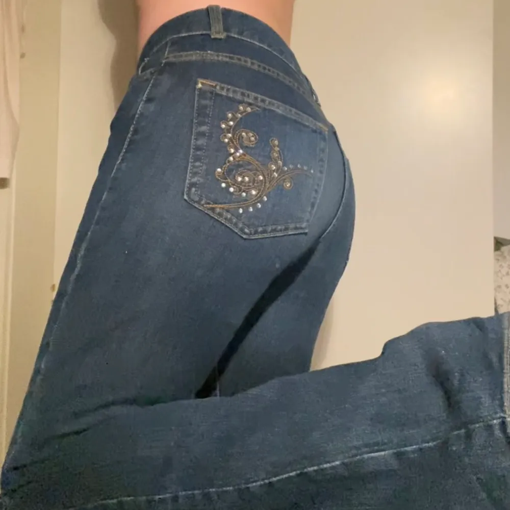 Y2k inspirerade lågmidjade bootcut jeans med glitter mönster på bakfickan. Tyvärr för små för mig. Jeans & Byxor.