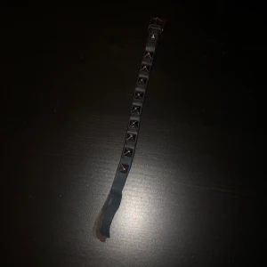 Valention armband  - Säljer min killes gråa valentino armband!! De är lite slitet som ni kan se på bilderna. Men de går att fixa med lite lim! Använder de inte längre så vill bli av med de❤️nypris: ca 1500 buda från: 300❤️❤️❤️