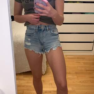 Blå slitna denimshorts från H&M Divided. Använda några gånger men ser helt nya ut. Snygga till sommaren🌷🌷