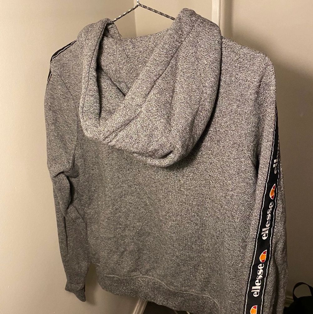 Oanvänd hoodie från Ellesse i storlek 36.. Huvtröjor & Träningströjor.