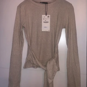 Beige tröja från zara - En helt ny beige tröja, köpt från zara. ALDRIG använd med prislapp på. 